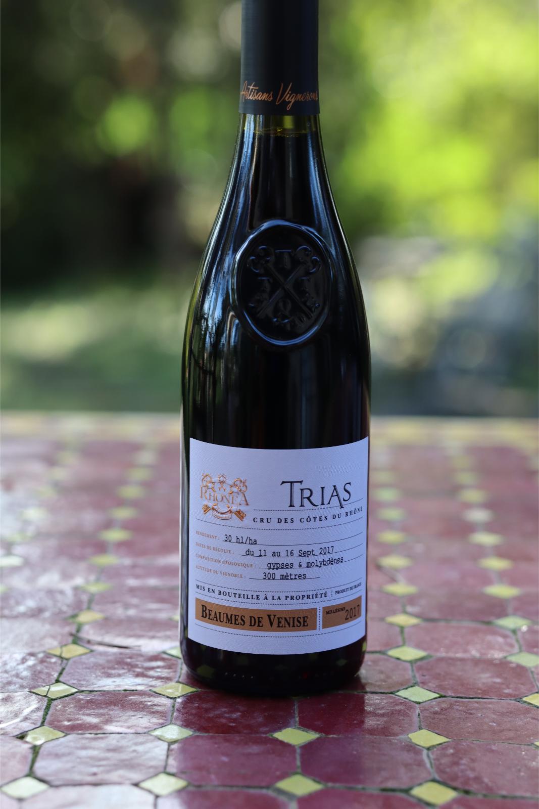 Similar form to the bottle with the coat of arms